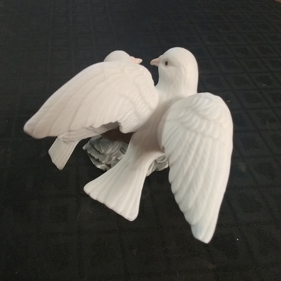 Cosmos Double Dove with pink flowers sculpture - Picture 2 of 2